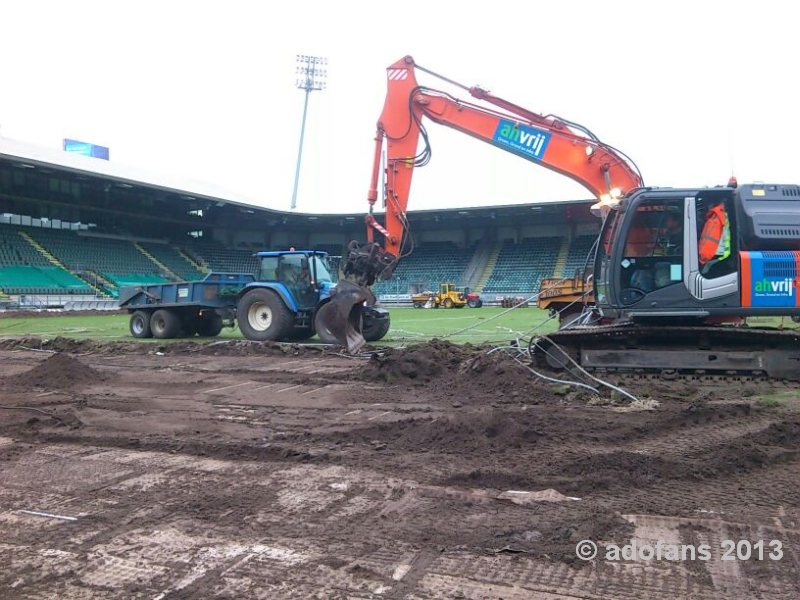 Verwijderen grasmat  uit kyocera stadion