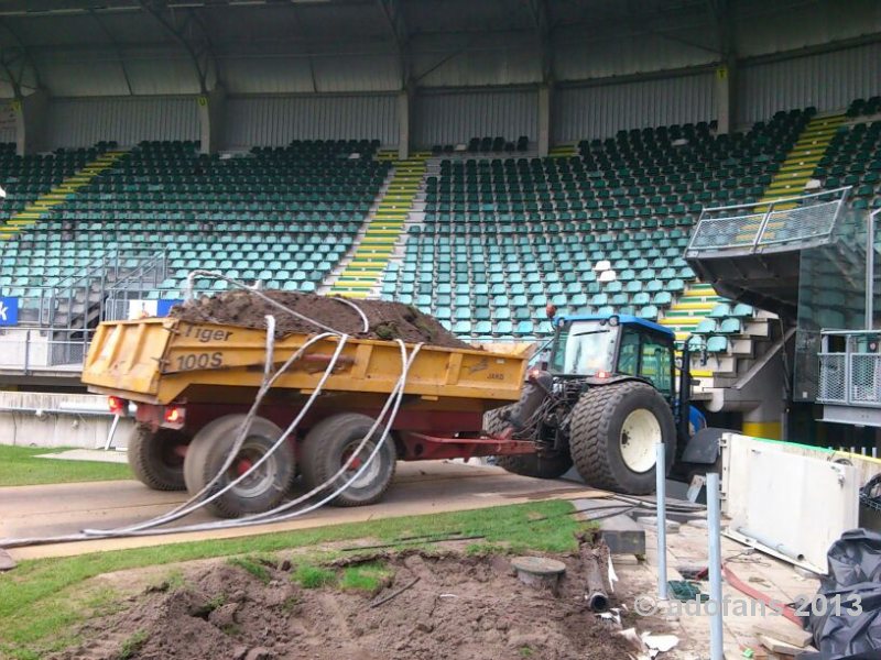 Verwijderen grasmat  uit kyocera stadion