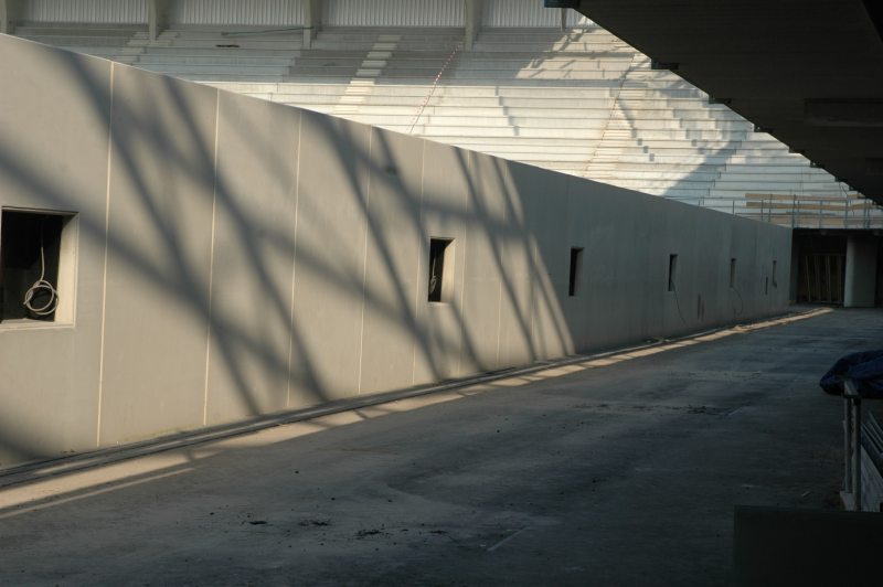 de nu nog lege grafitti muur in het nieuwe stadion