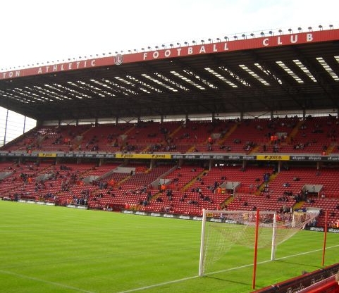 The West stand waar we op de bovenste ring zaten